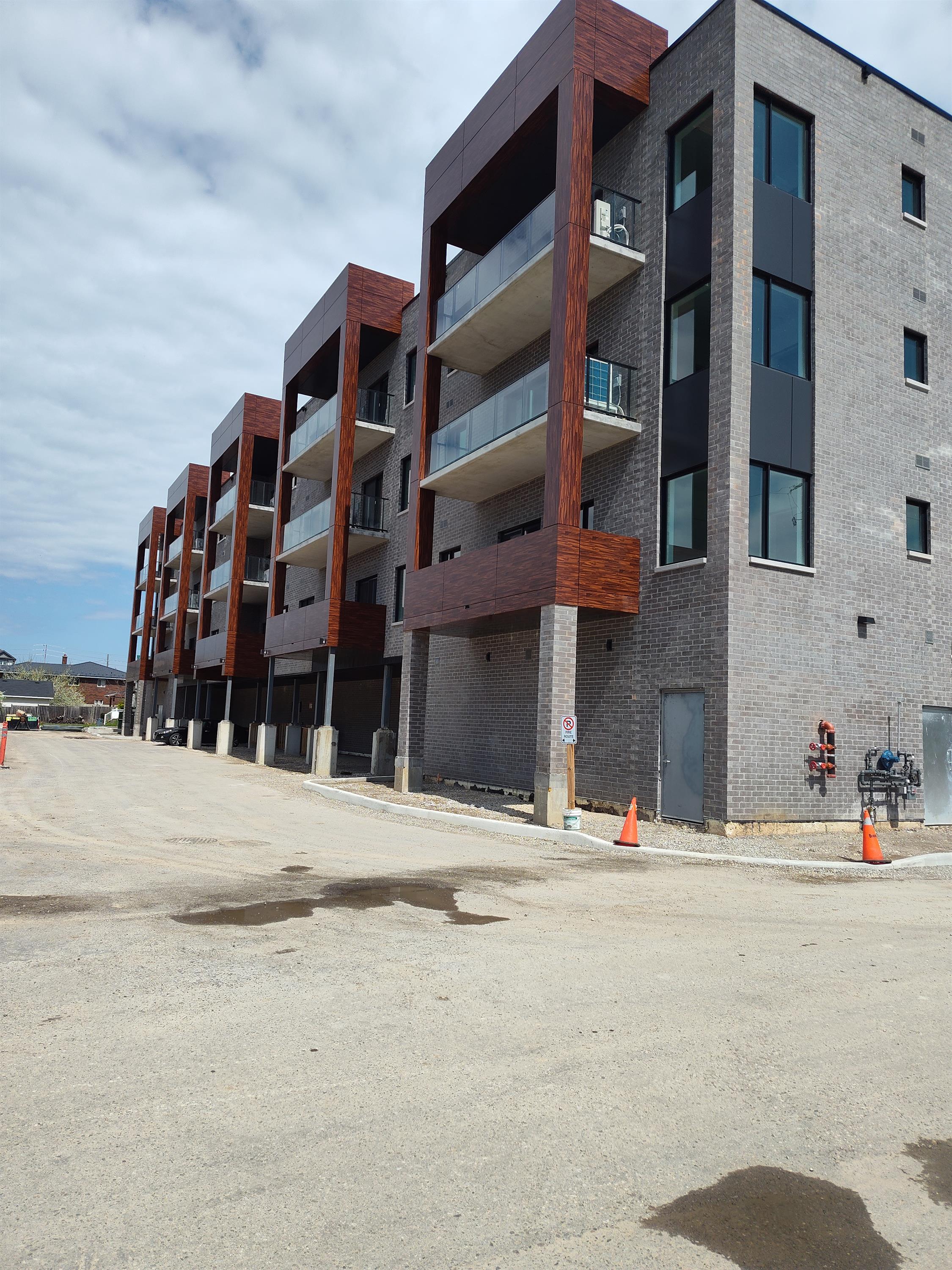 DUNDAS ST S (406-408) - 1