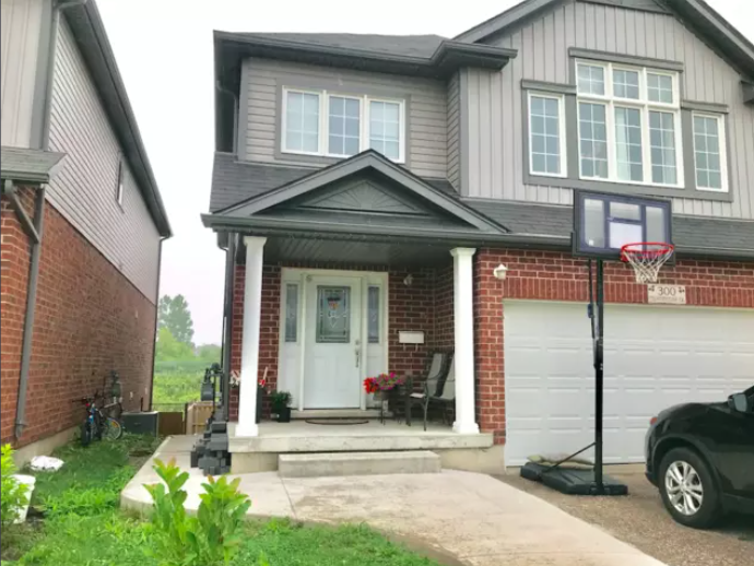 300 Countrystone Crescent